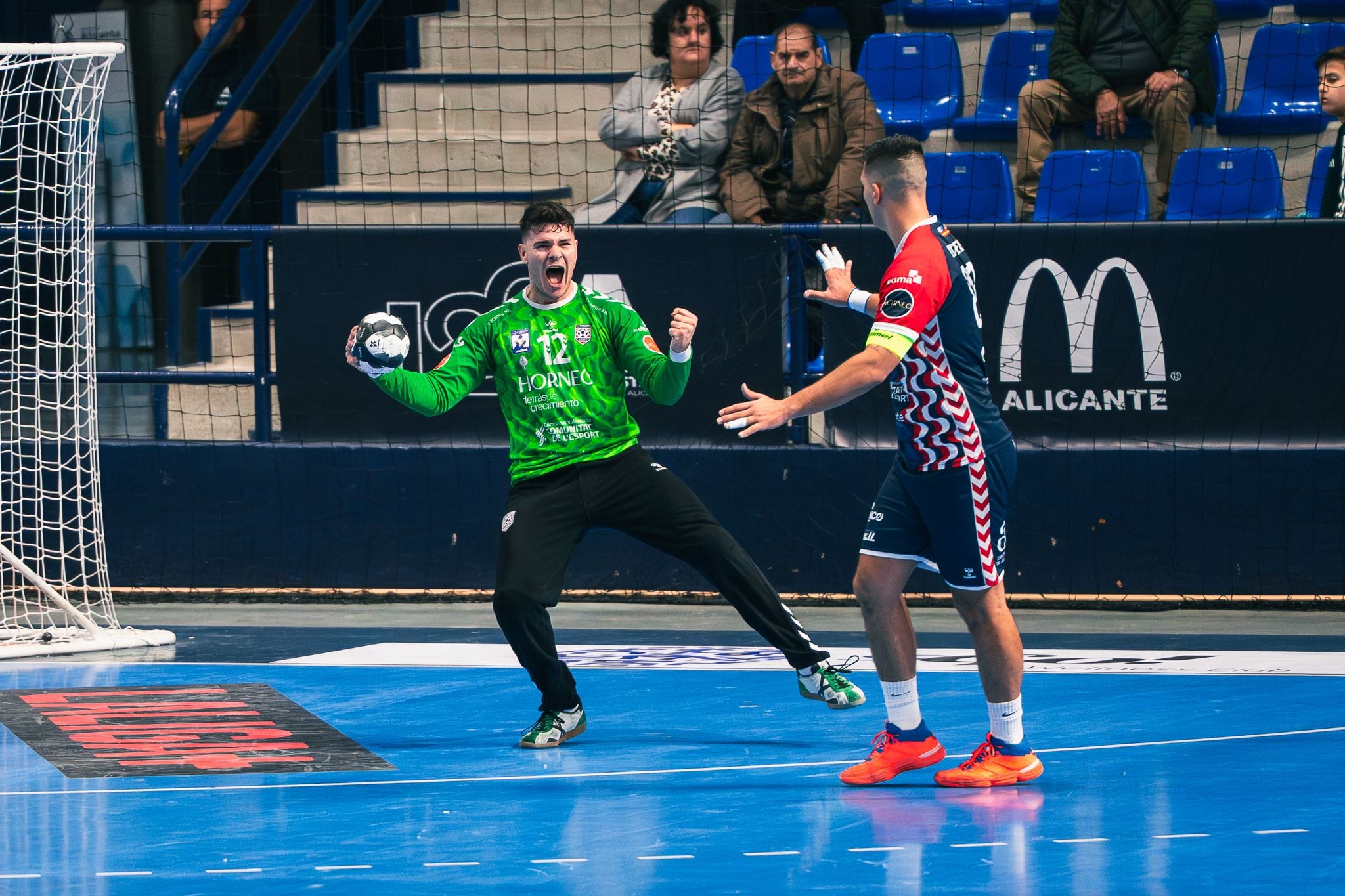 Roberto Domenech, portero del Horneo, celebra una de sus paradas frente a BM Nava