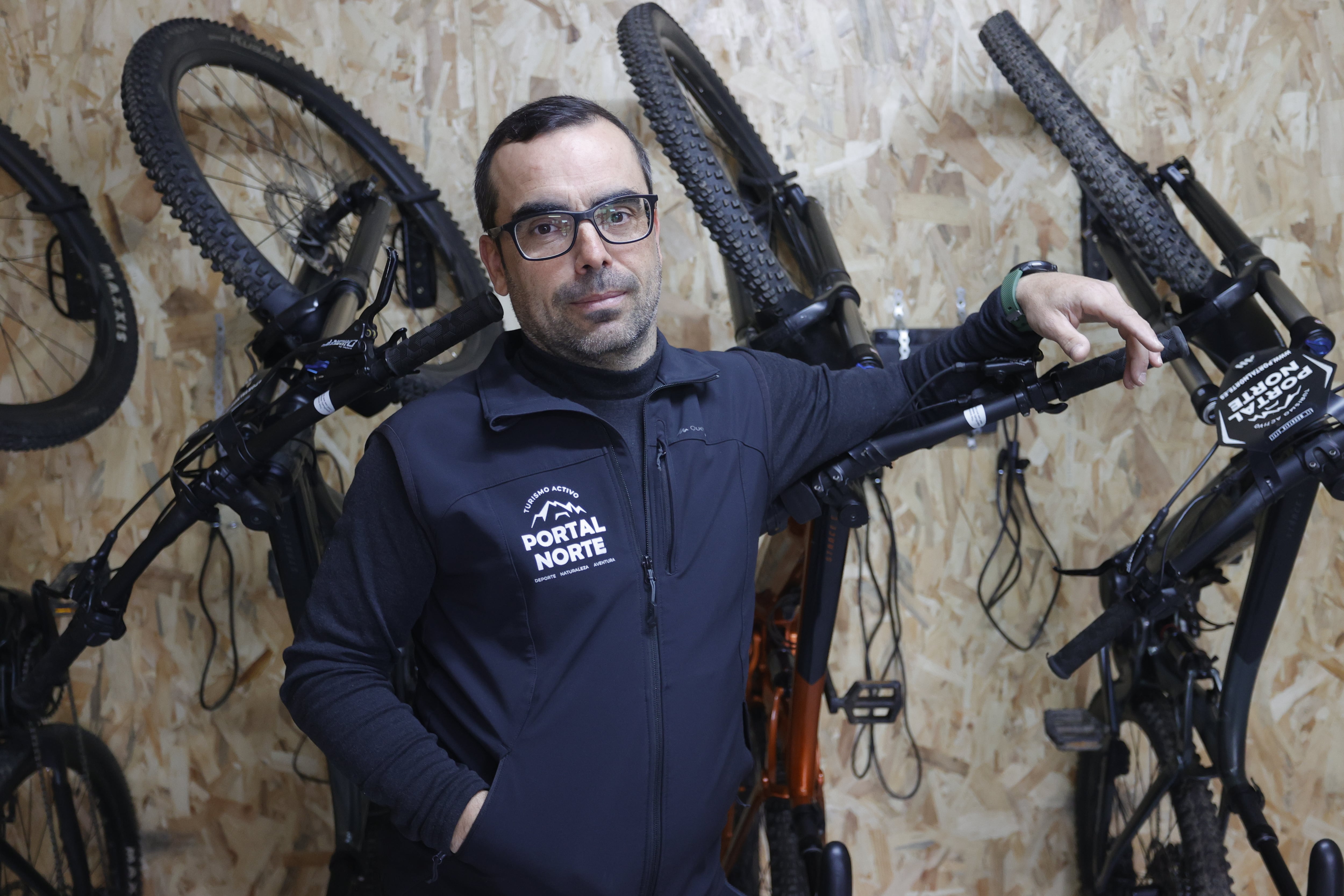 Tras casi dos décadas en una empresa de energías renovables, Pepe Breijo creó en su localidad de origen, la villa de Cedeira, una empresa de turismo activo y deporte de aventura, en la que ofrece rutas de senderismo, trail y bicicleta. Foto: Kiko Delgado / EFE.