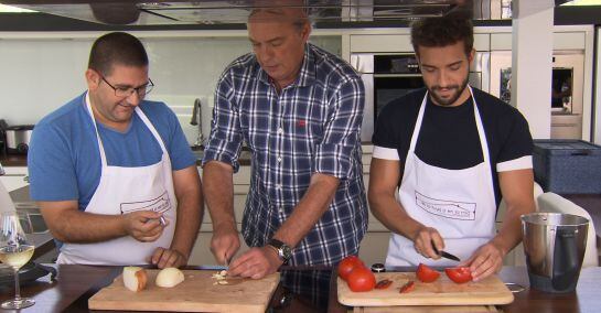 Bertín Osborne, cocinando junto a Pablo Alborán y Dani García en su nuevo programa de TVE