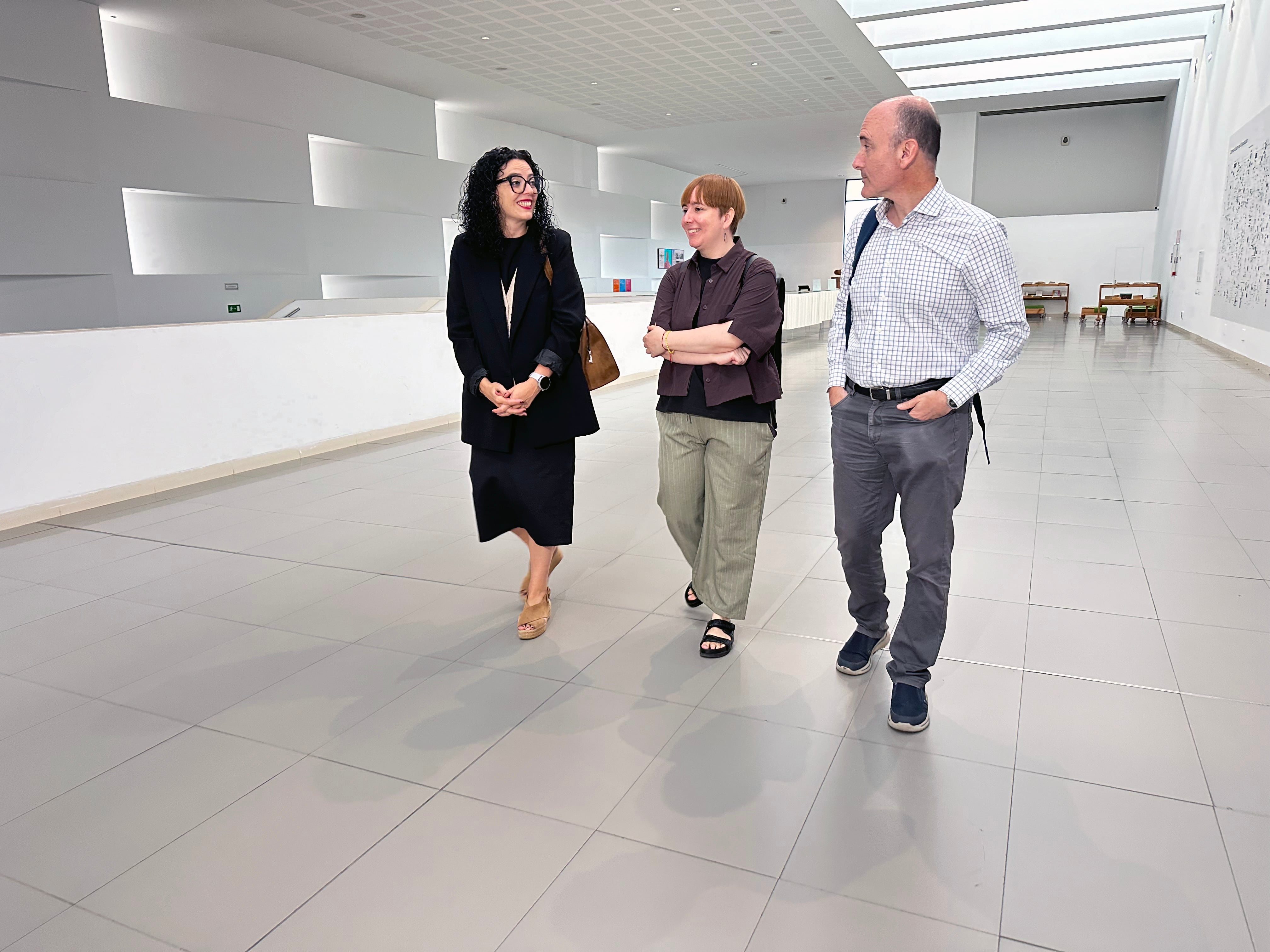 La consejera de Cultura durante la primera reunión con la directora de LABoral.