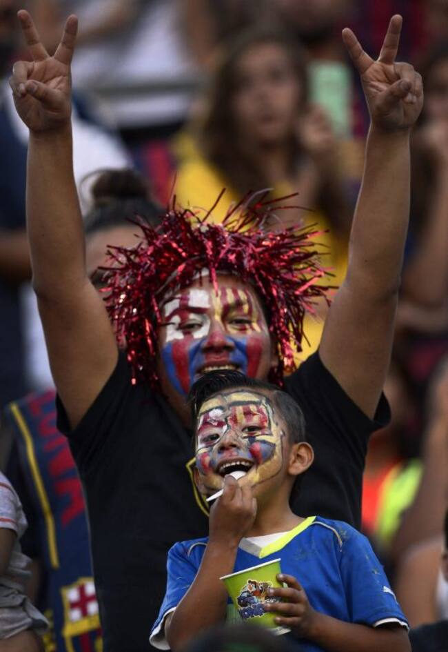 PBX05 PASADENA (ESTADOS UNIDOS) 22/07/2015.- Seguidores del FC Barcelona animan al equipo en su partido del torneo International Champions Cup contra los Galaxy de Los Ángeles en el estadio Rose Bowl de Pasadena, California (Estados Unidos) el 21 de julio de 2015. El FC Barcelona ganó el partido por 1-2. EFE/Paul Buck