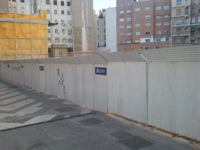 Aspecto que presenta la obra, cerrada a cal y canto, con el viejo transformador eléctrico al fondo