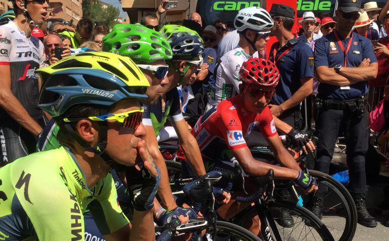 Los ciclistas de la Vuelta a España preparados para tomar la salida en una etapa