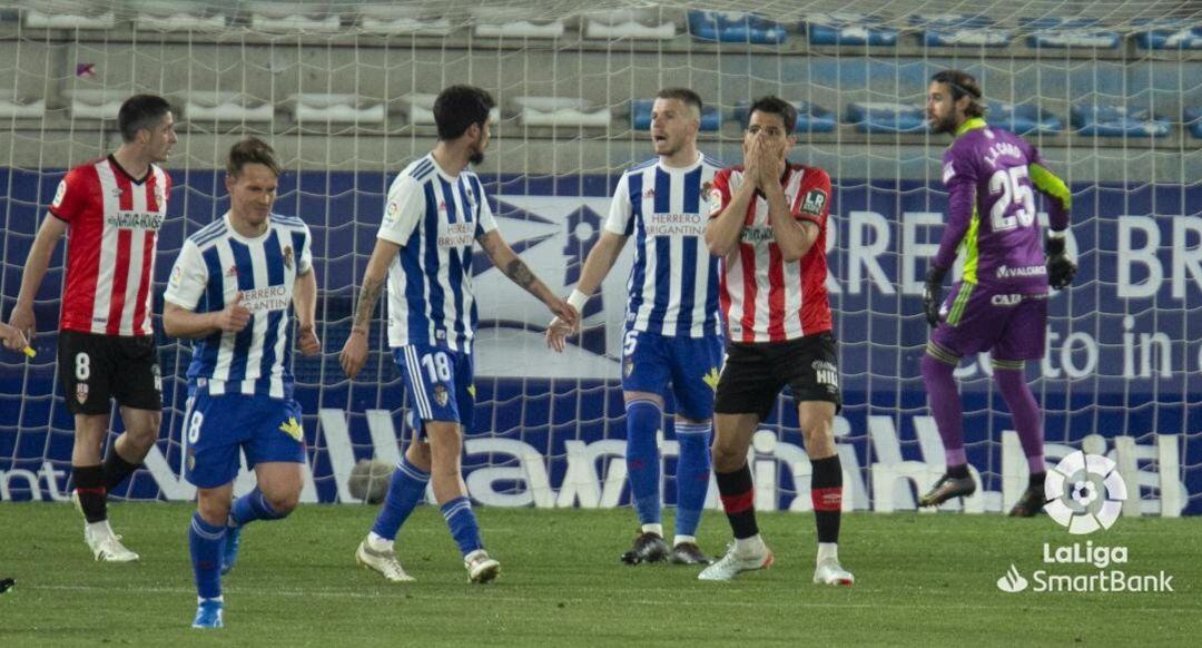 El conjunto berciano tuvo que levantar un adverso marcador tras los tantos de Iñaki del Logroñés por partida doble.