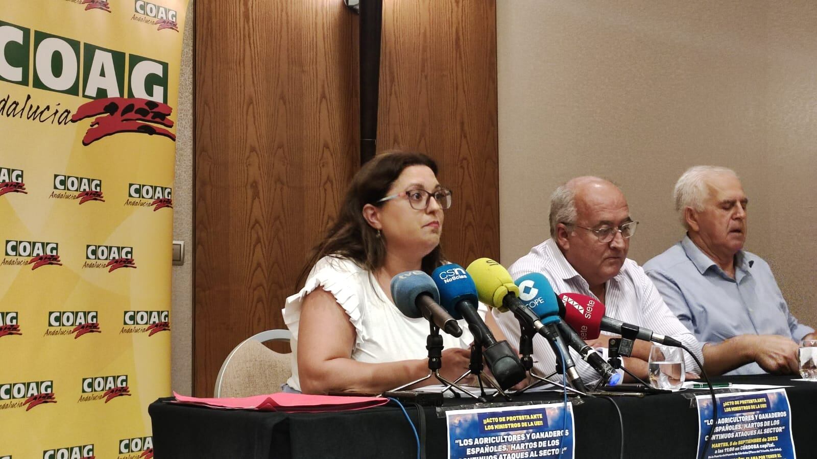 Carmen Quintero, Miguel Padilla y Miguel López de COAG, durante la rueda de prensa en Córdoba