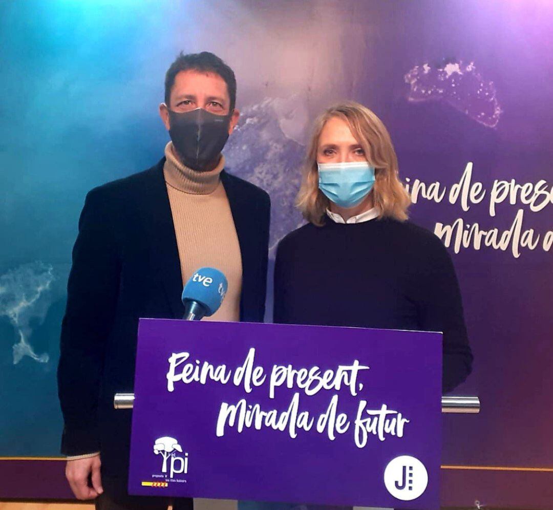 Archivo - El presidente de El PI, Antoni Amengual, y la portavoz parlamentaria, Lina Pons, en una rueda de prensa