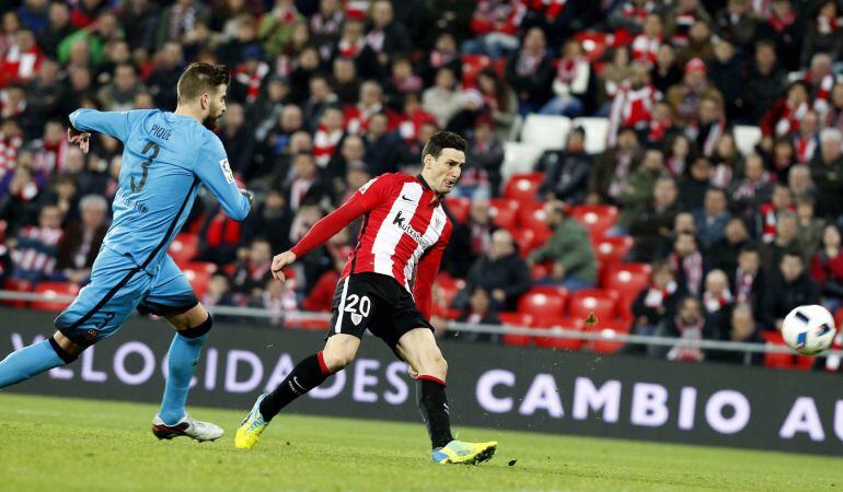 El delantero del Athletic de Bilbao, Aritz Aduriz (d), anotó así el primer gol del equipo vasco, durante el partido de ida de cuartos de final de la Copa del Rey