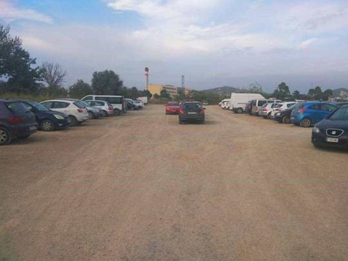 Ejecutan trabajos de limpieza en cuatro solares municipales de Ibiza