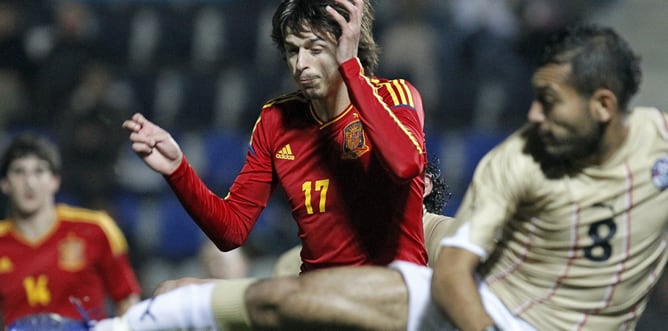 El centrocampista de la selección olímpica española, Ander Iturraspe, pelea un balón ante el jugador de Egipto, Shehab El Din, durante el encuentro amistoso preparatorio para los Juegos Olímpicos de Londres 2012, que ambos combinados disputan esta noche e