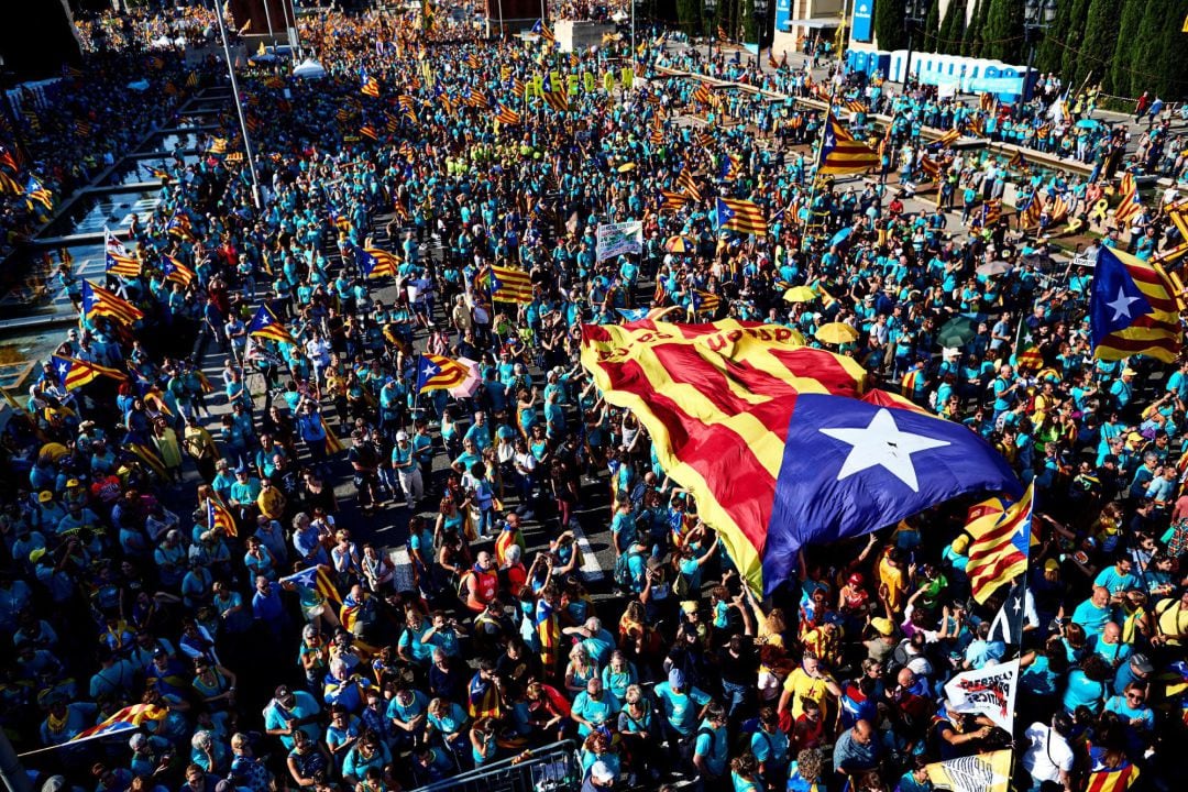 Miles de personas se concentran en la plaza de España de Barcelona durante la manifestación independentista convocada este miércoles por la Asamblea Nacional Catalana (ANC) con motivo de la Diada