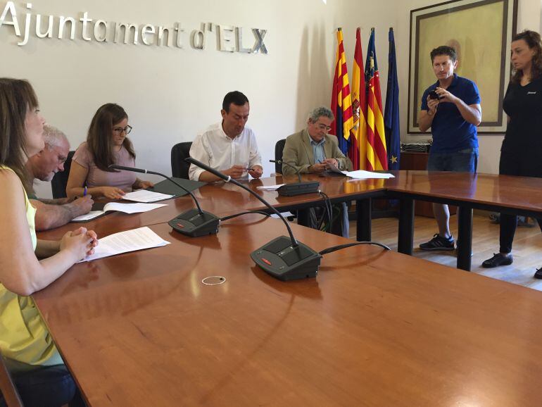 El convenio con las asociaciones de personas sordas se ha firmado en la Sala del Consell