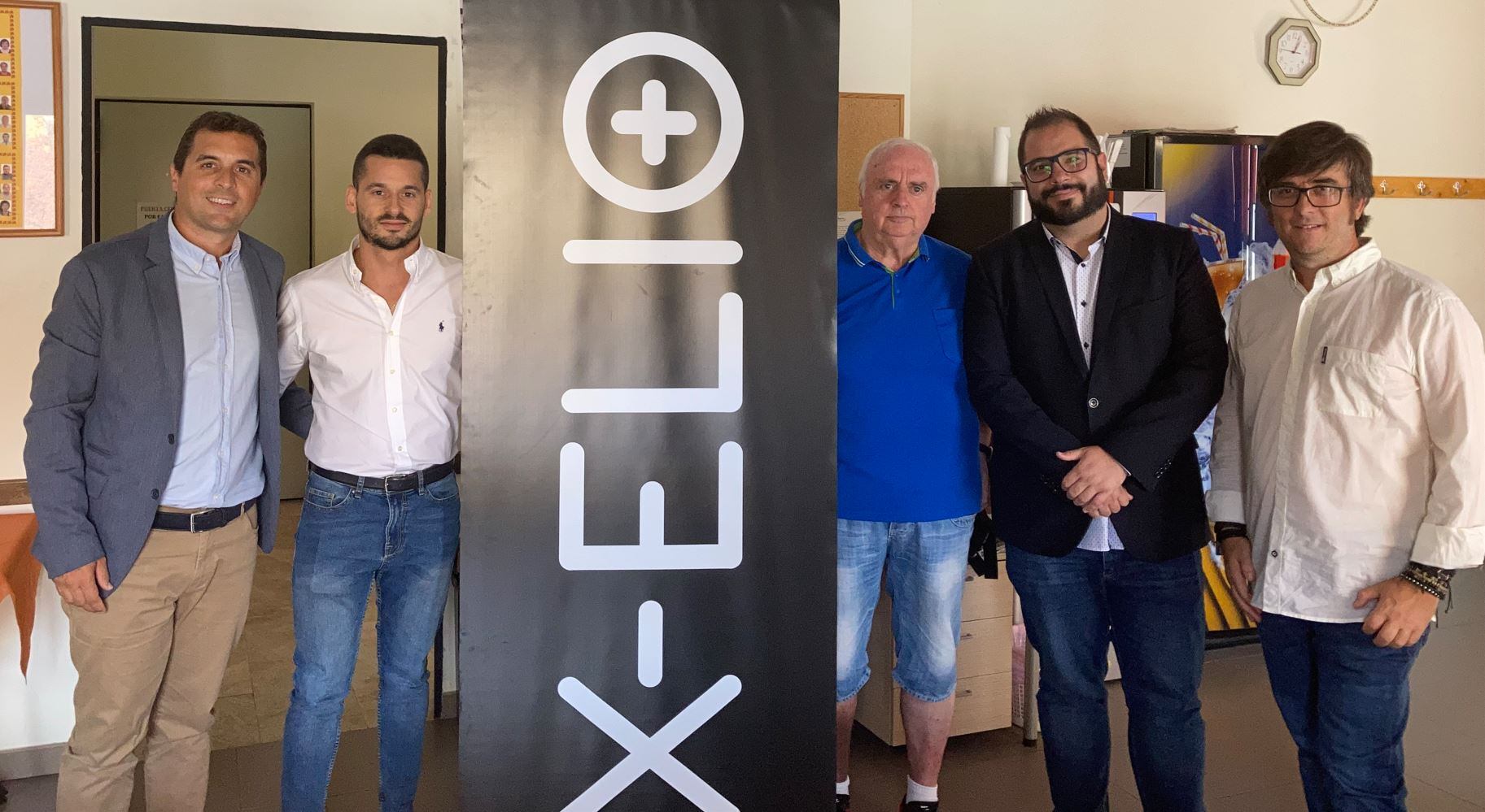 De izquierda a derecha: José Enrique Pardo, responsable de X-ELIO en la Comunidad Valenciana y Murcia; Pablo Pérez, manager de Site & Permitting de X-ELIO en Alicante; el presidente del Villena C.F., Juan Mateo; el concejal de Urbanismo de Villena, Javier Martínez; y el gestor de la Entidad Deportiva, José Miguel Egido.