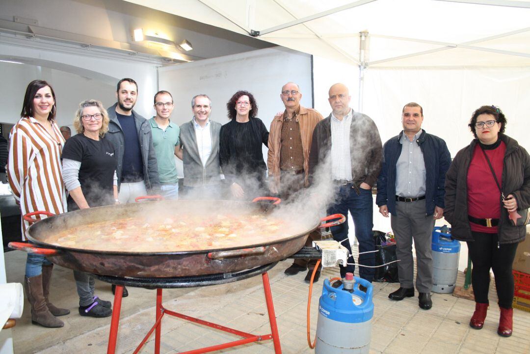 Representantes municipales en la degustación gastronómica en el Prado.