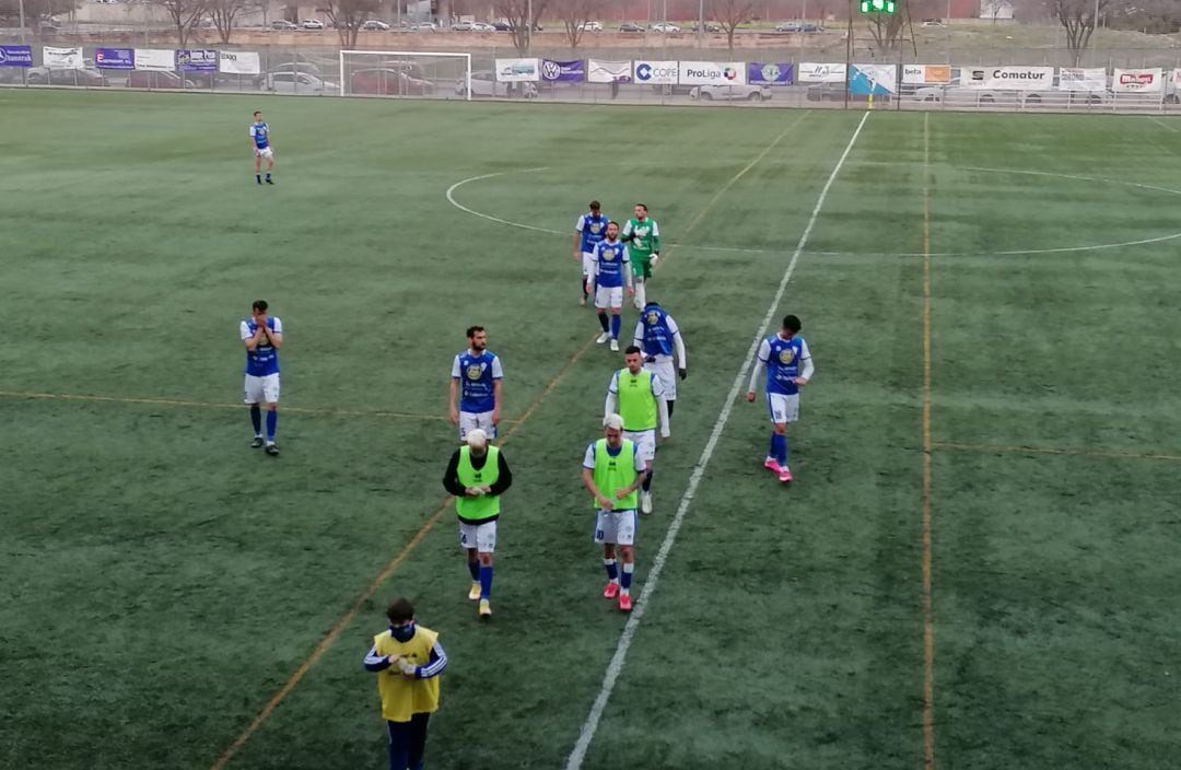 Los jugadores del Manchego se retiran del Ciudad Sur al finalizar el partido