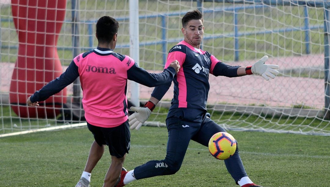 Leandro Chichizola (d) durante una sesión de entrenamientos en la Ciudad Deportiva