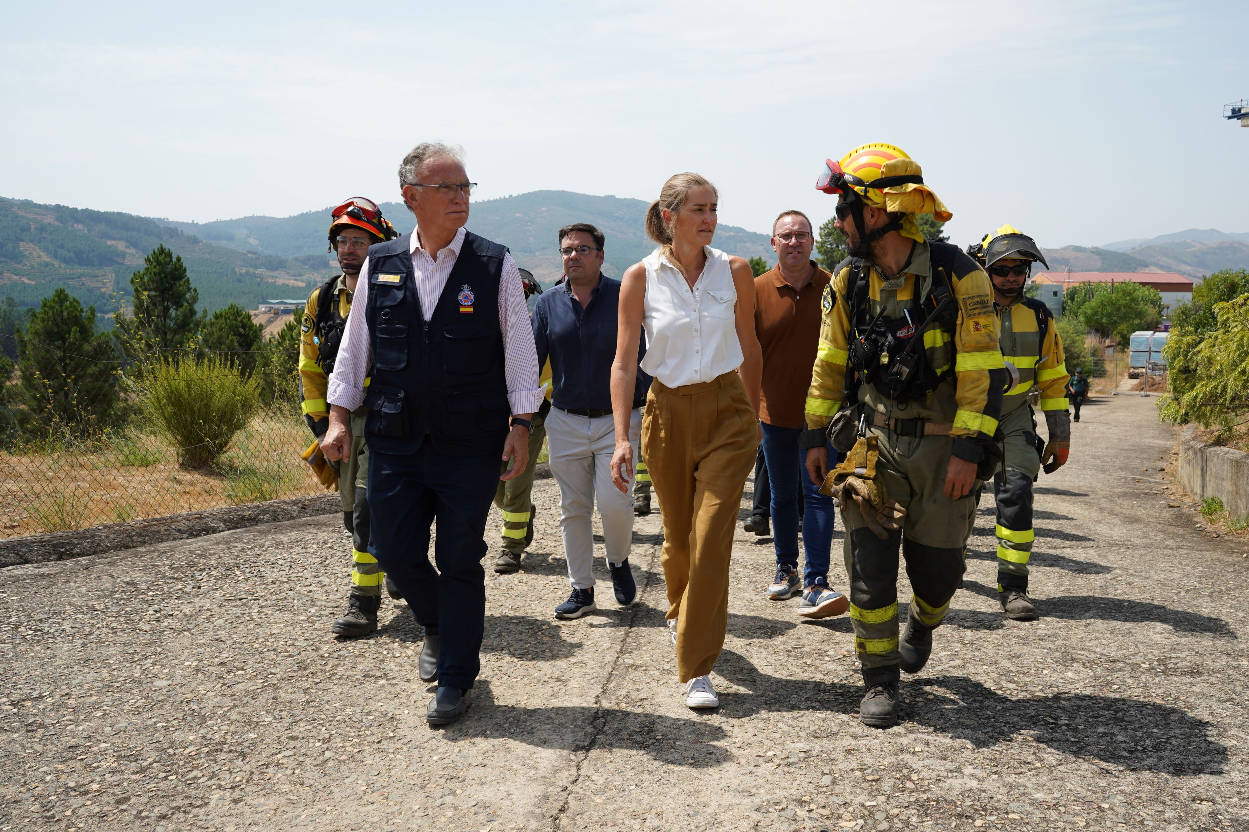 La vicepresidenta y ministra para la Transición Ecológica y el Reto Demográfico, Sara Aagesen (c), visita este sábado a la Brigada de Refuerzo en Incendios Forestales (BRIF) de Pinofranqueado y conversa con los trabajadores antes de que continúen con las labores de extinción de los incendios.