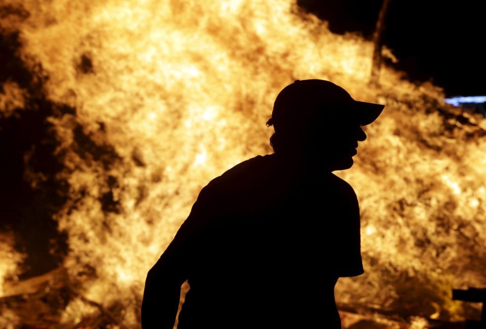 El fuego consume la imagen de un joven que disfruta de la noche de San Juan.