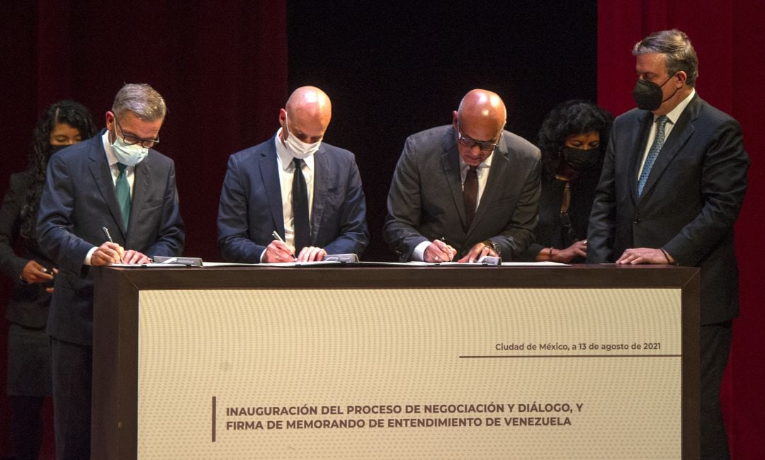 El jefe de la delegación opositora venezolana, Gerardo Blyde Pérez, el director del Centro Noruego para la Resolución de Conflictos NOREF, Dag Nylander y el presidente de la Asamblea Nacional de Venezuela, Jorge Rodríguez, firman documentos junto al canciller mexicano Marcelo Ebrard, durante el lanzamiento de negociaciones entre el gobierno venezolano y la oposición, en el Museo Nacional de Antropología en la Ciudad de México.