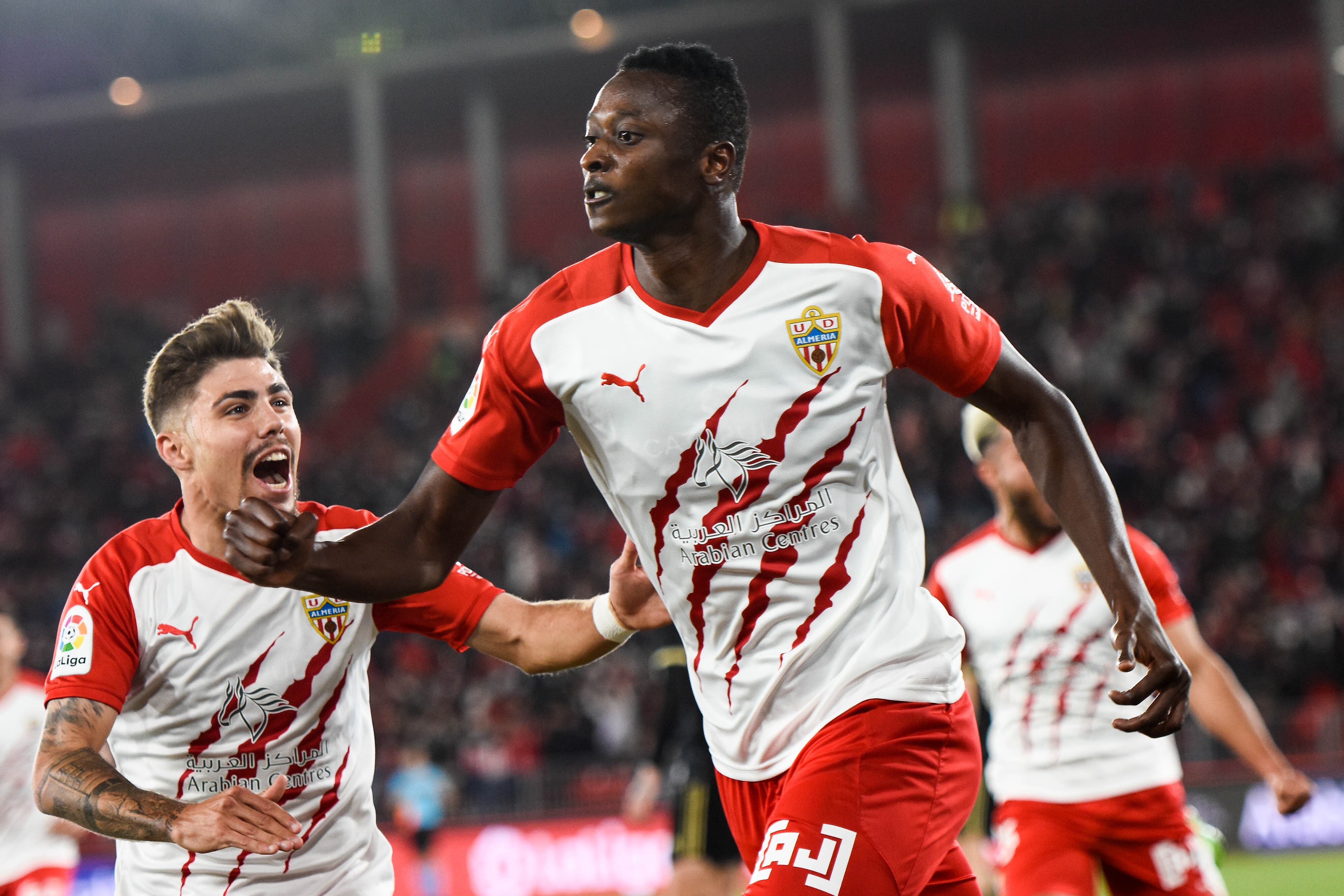 Umar Sadiq celebrando con rabia el primer gol del encuentro.