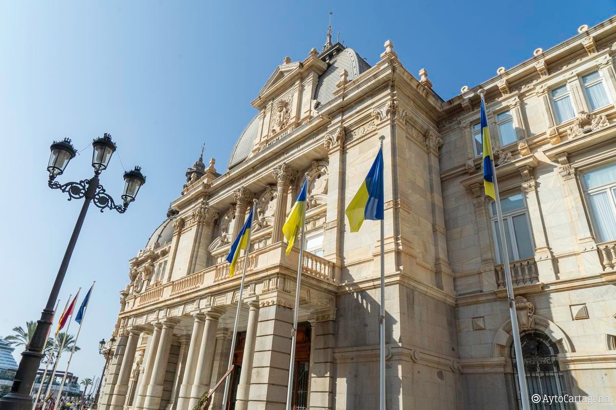 Cuatro banderas de Ucrania en los mástiles de honor del Ayuntamiento de Cartagena