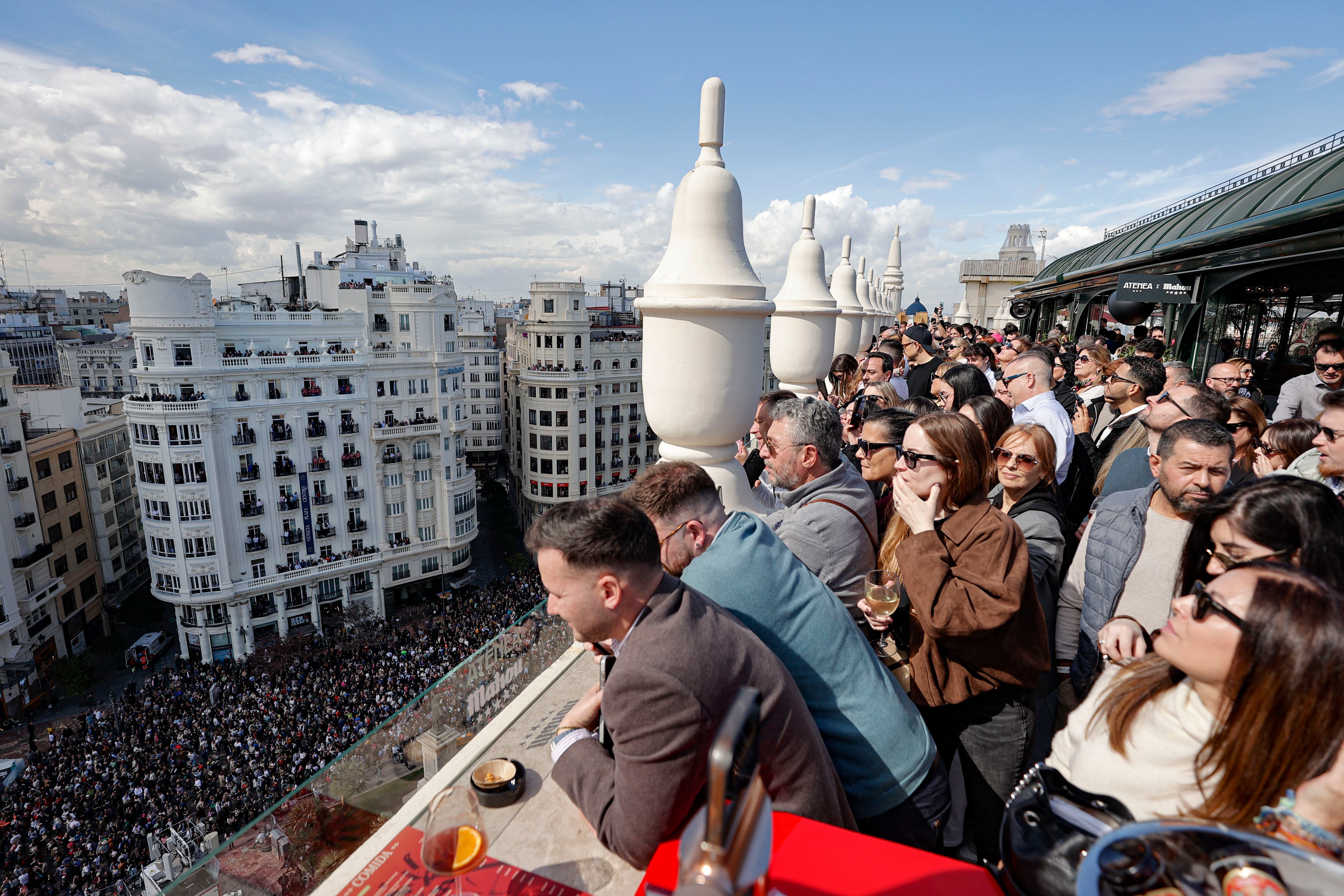 Miles de personas siguen cada día la Mascletà de las Fallas 2026 en la Plaza del Ayuntamiento de València