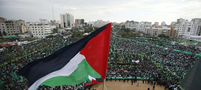 Miles de personas han acudido a la plaza de Al Jativa de Gaza, conocida también como el parque verde, para celebrar el 25 aniversario de Hamás.