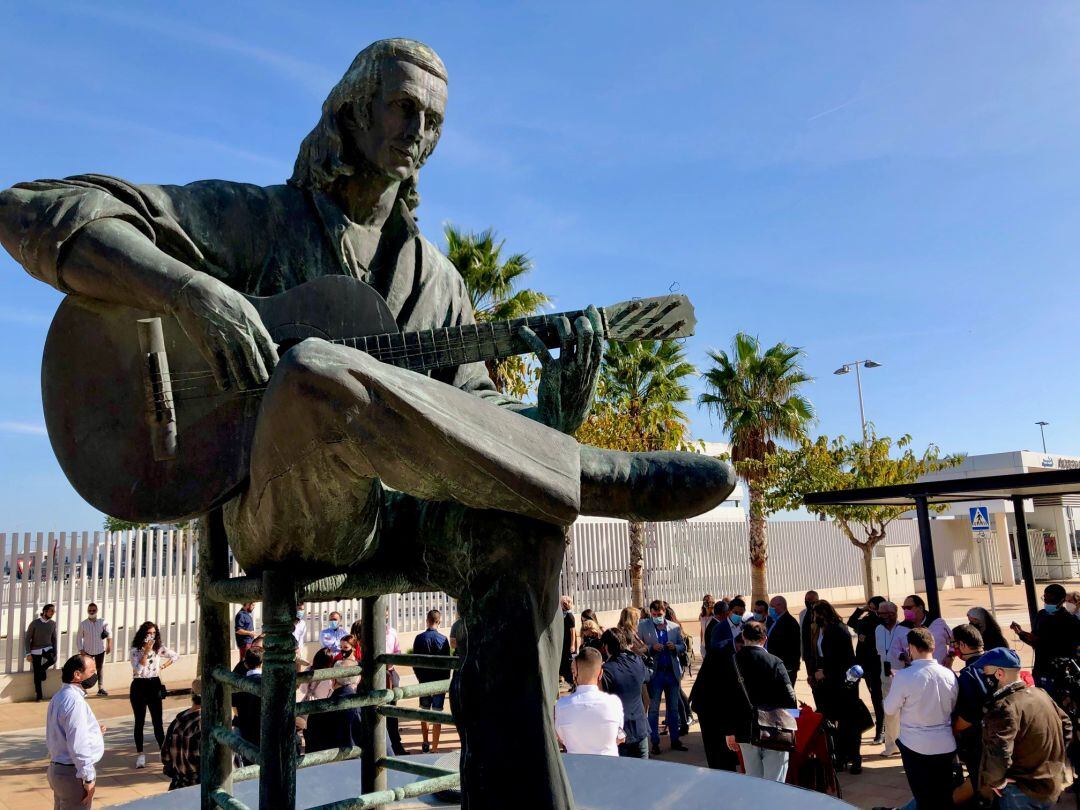 Monumento a Paco de Lucía en torno al que se ha celebrado el Día Internacional de Flamenco.