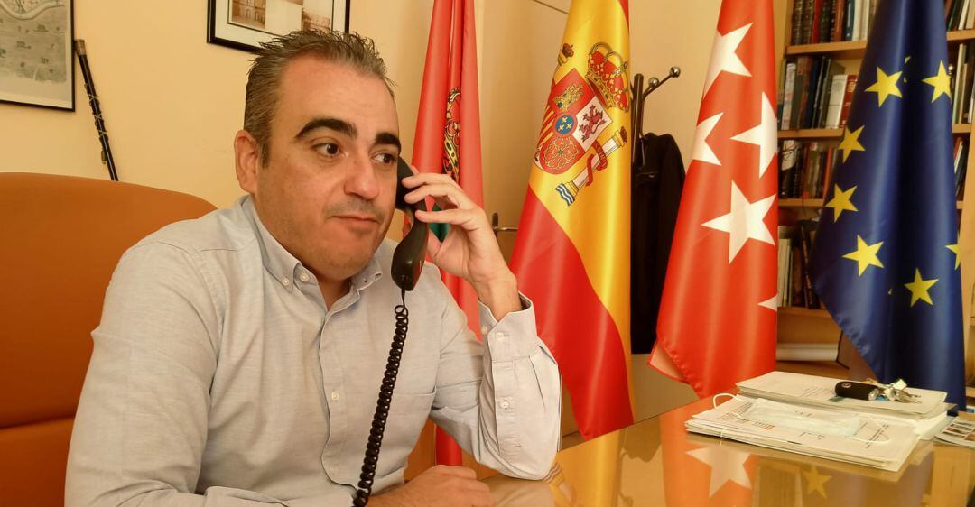 Javier Corpa, alcalde de San Fernando, atiende a SER Henares en su despacho.