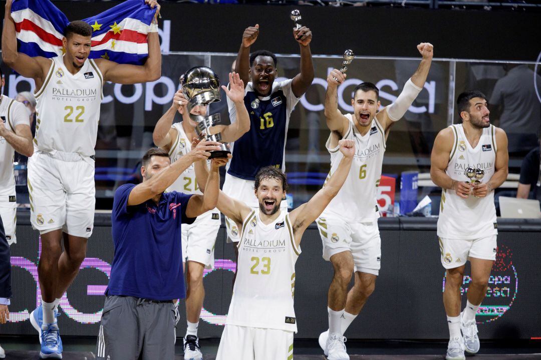 Los jugadores del Real Madrid celebran su victoria al proclamarse campeones de la Supercopa de la liga ACB