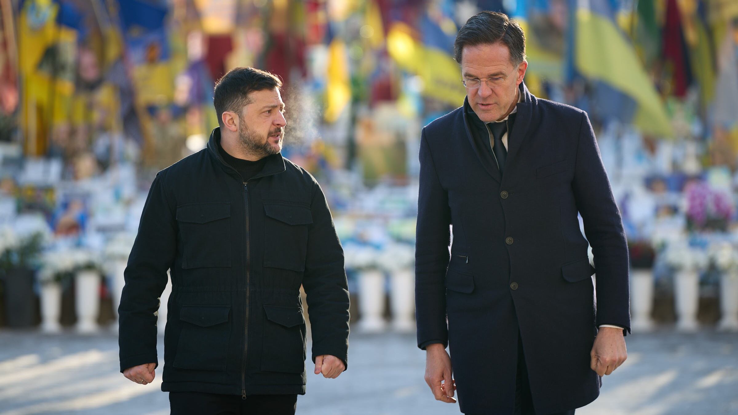 El presidente ucraniano, Volodímir Zelenski, y el secretario general de la OTAN, Mark Rutte, visitan el Monumento a la Memoria Nacional en la Plaza de la Independencia de Kiev este martes