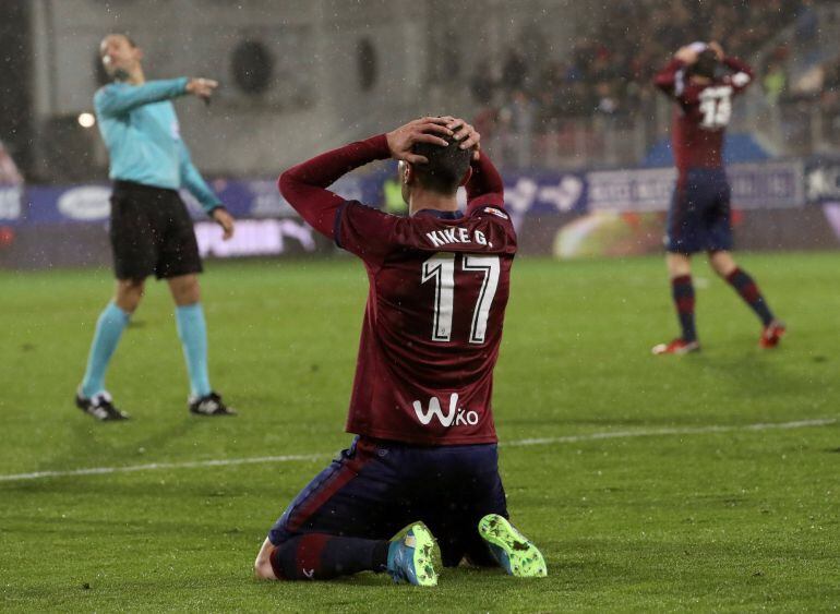 Kike García se lamenta tras fallar una ocasión clara para empatar contra el Atlético
