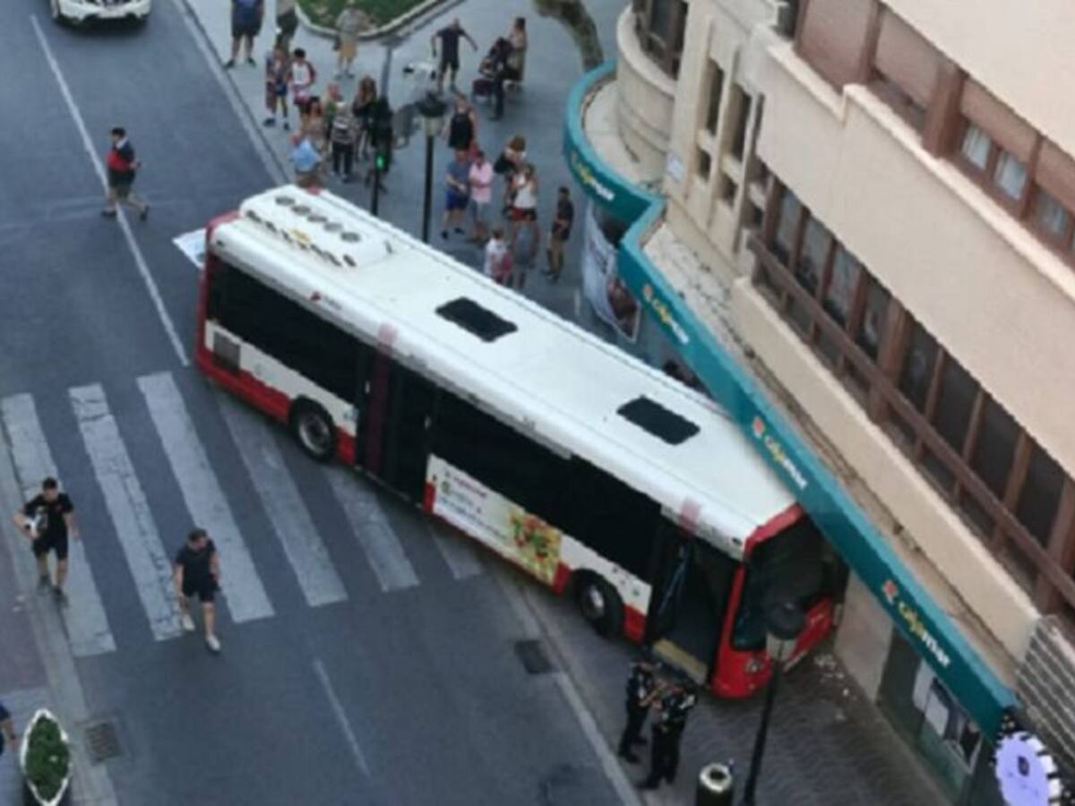 El conductor del autobús que chocó con un cajero dio positivo en el control de alcoholemia