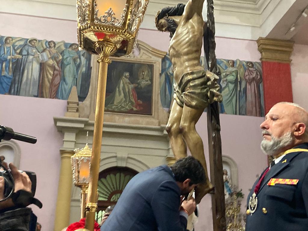 López Miras ante el Cristo del Perdón