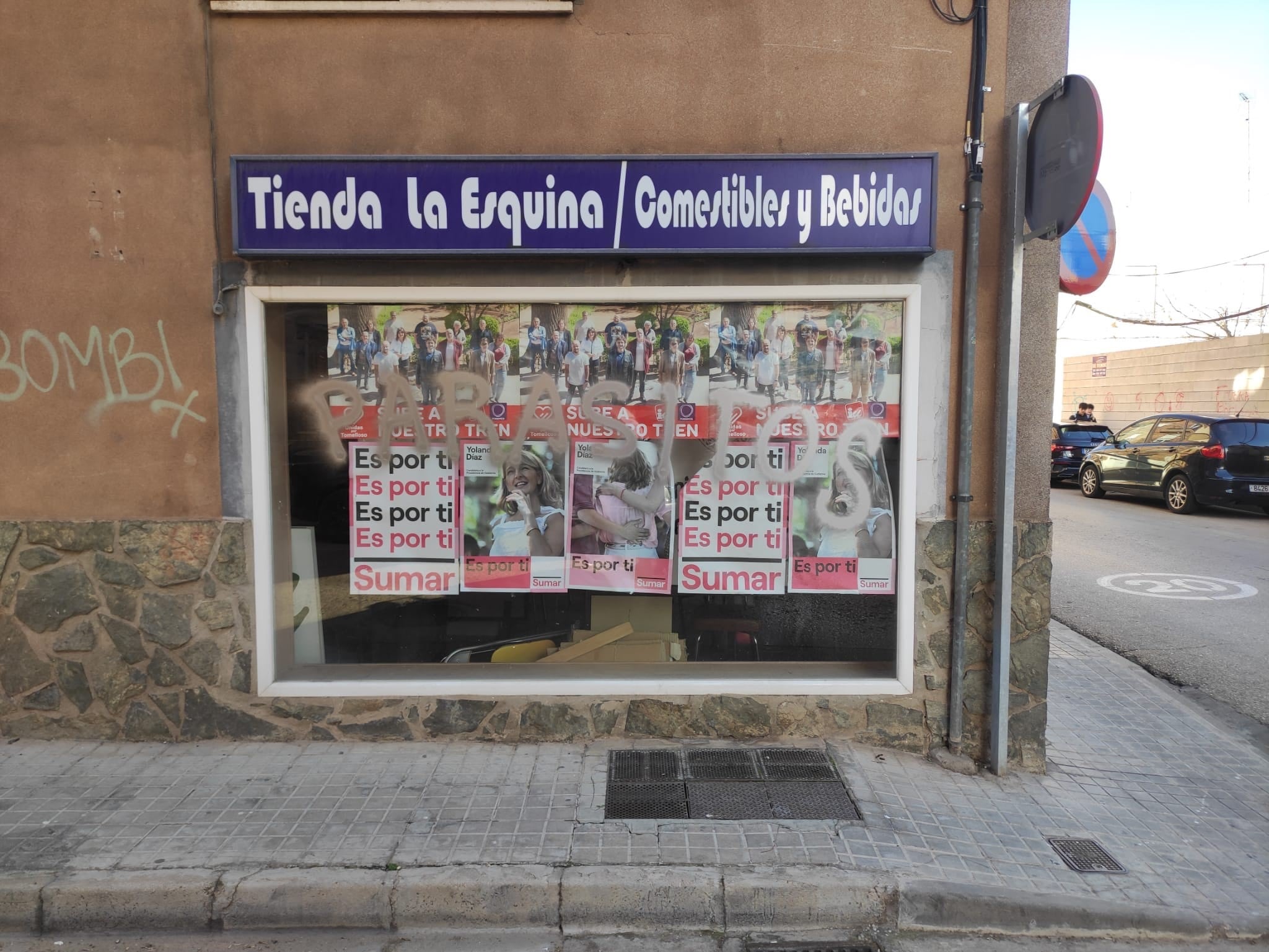 Sede de Izquierda Unida de Tomelloso con la pintada en la que se puede leer &#039;Parásitos&#039;