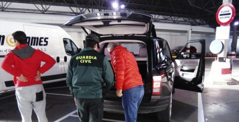 La Guàrdia Civil registrant un vehicle a la duana de la Farga de Moles