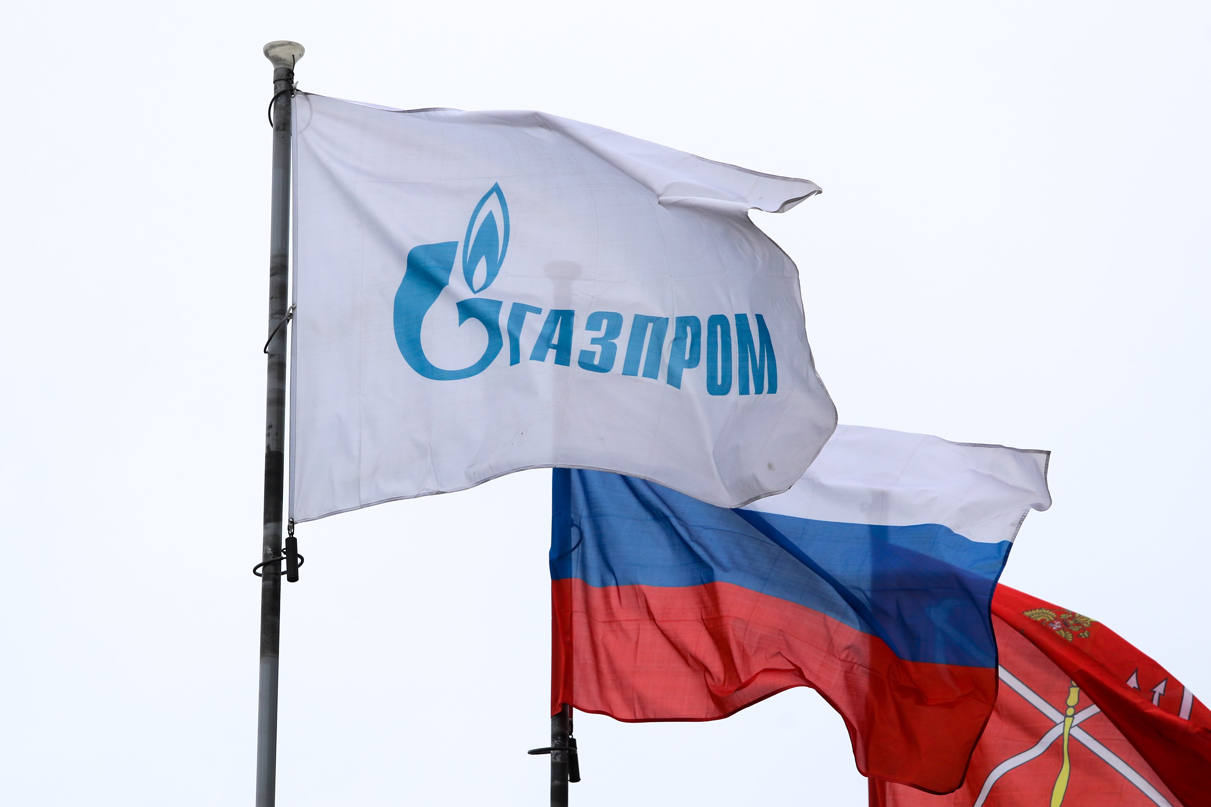 Las banderas de Gazprom, de Rusia y de San Petersburgo