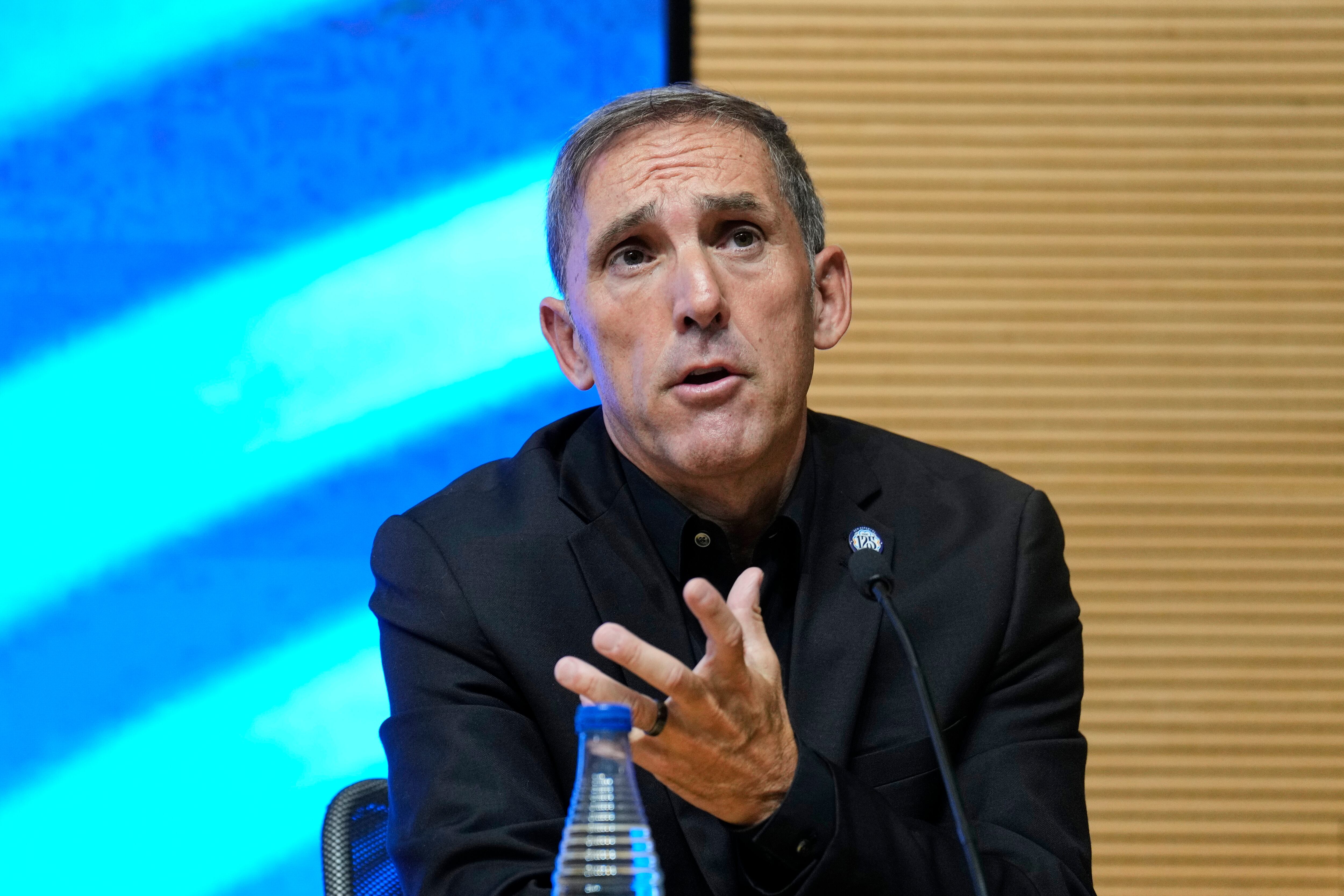 GRAFCAT1427. CORNELLÀ (BARCELONA) (ESPAÑA), 27/08/2025.- El alemán Clemens Riedel y el italoestadounidense Luca Koleosho , nuevos fichajes del Espanyol, fueron presentados este miércoles, en el RCDE Stadium, como futbolistas con hambre, juventud y futuro para el proyecto blanquiazul de la temporada 2025-26. En la imagen el director deportivo Fran Garagarza, durante el acto de presentación. EFE/ Alejandro García
