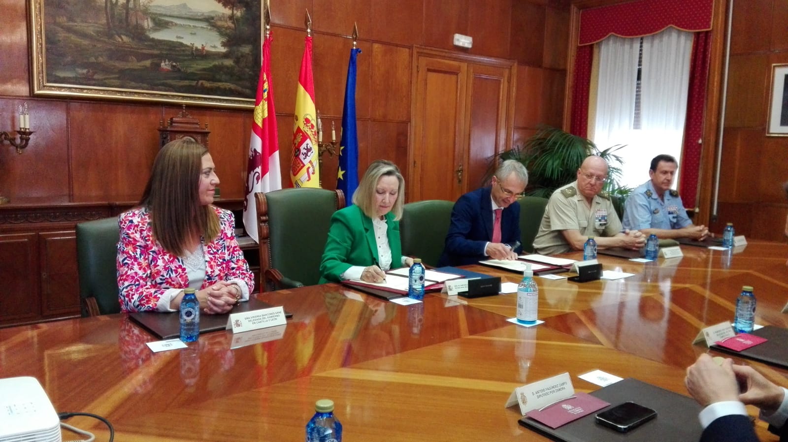 Firma del convenio entre la USAL y Defensa para la eficiencia energética en el campamento de Montelarreina