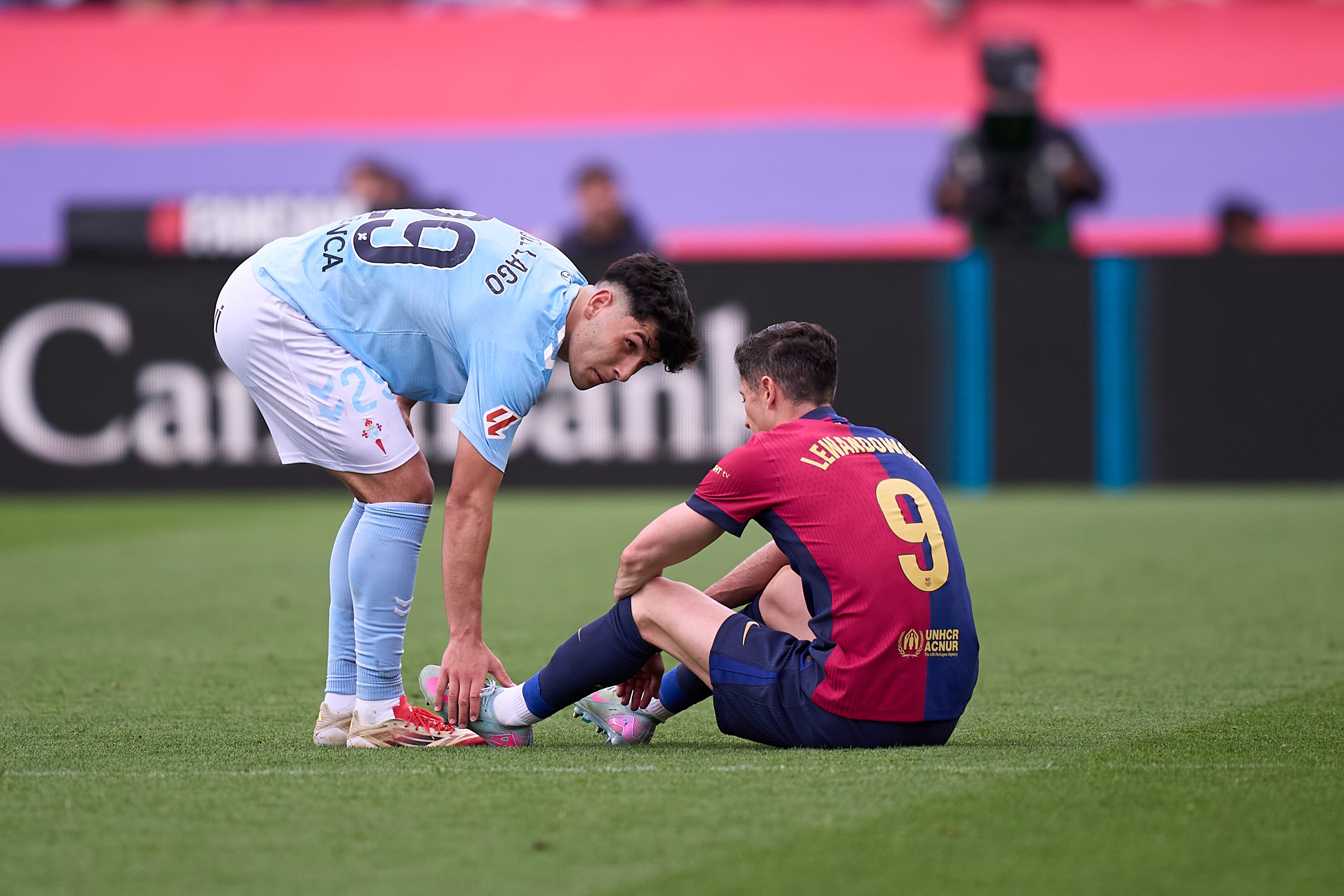 Robert Lewandowski pide el cambio por lesión en el Barça-Celta