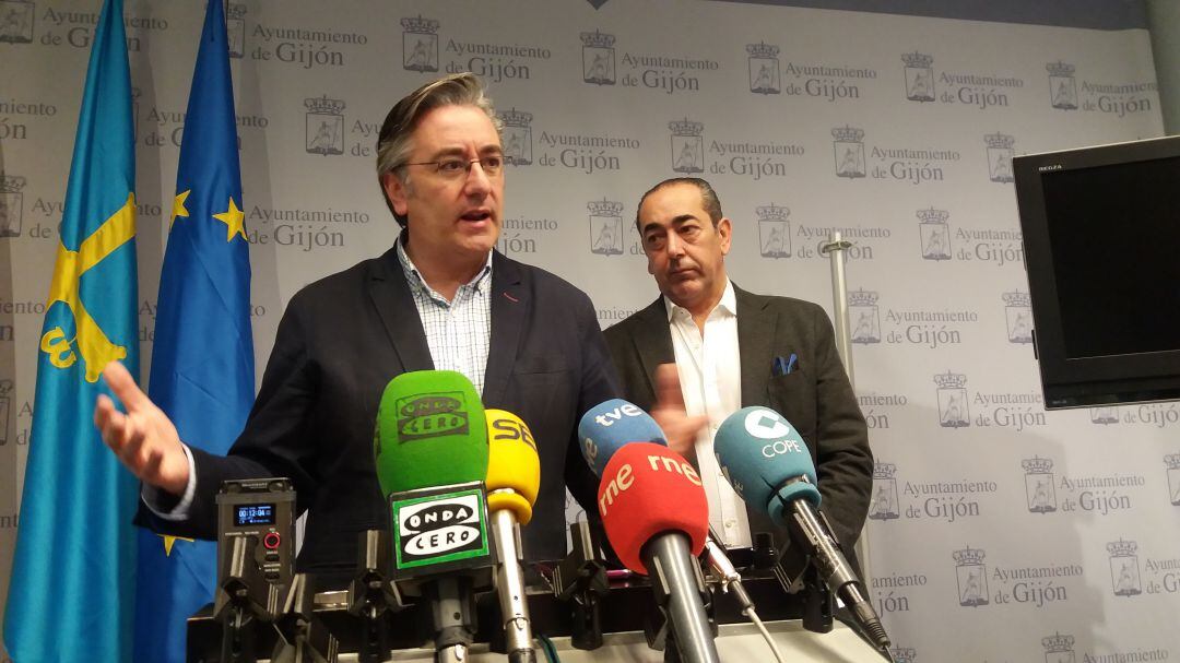 El portavoz del PP de Gijón, Pablo González comparece junto al senador Fernando Goñi