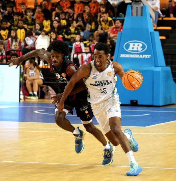 Adam Sola pujant la pilota davant la defensa del Fibwi Palma.