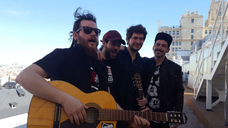 Los miembros de la Vallekana Sound System y Darío González en la terraza de la Ser