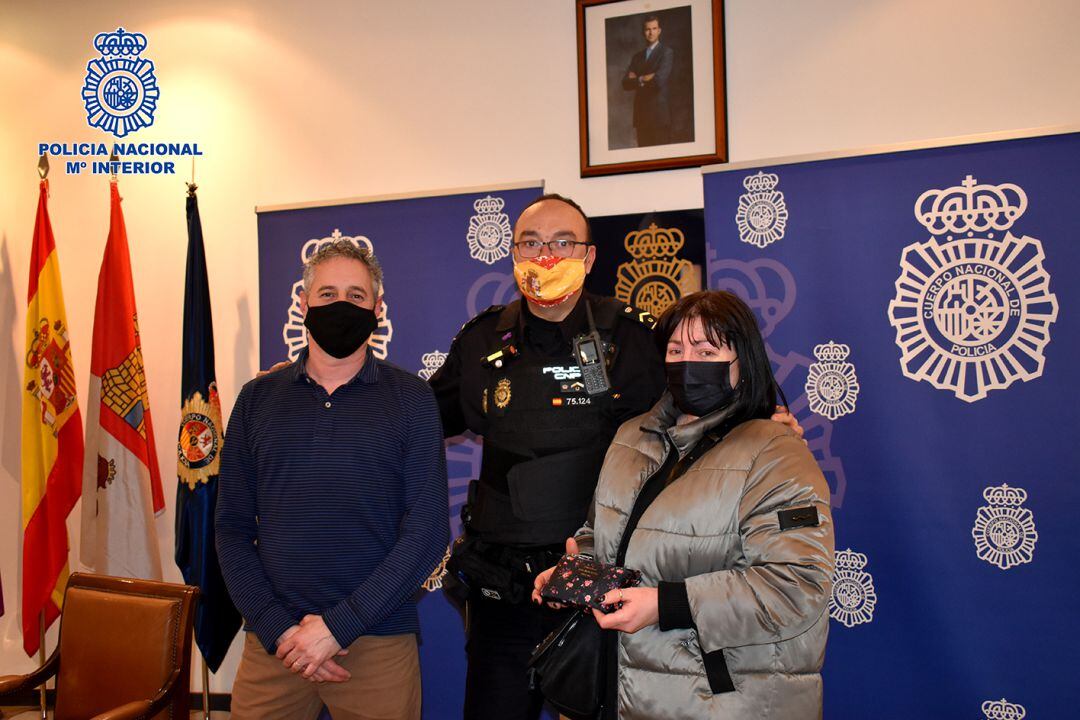 La Policía Nacional entrega una cartera extraviada con 1.345 euros a su propietaria
