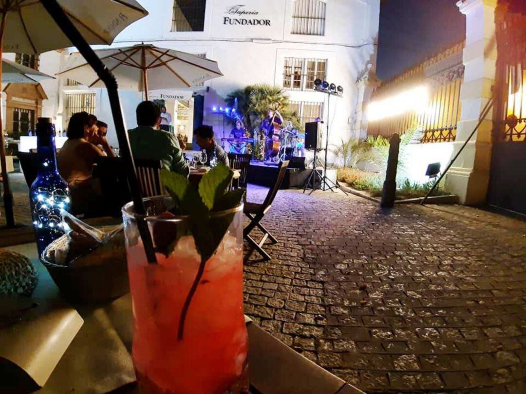 Estampa del patio de San Ildefonso durante las veladas de verano en La Tapería de Fundador