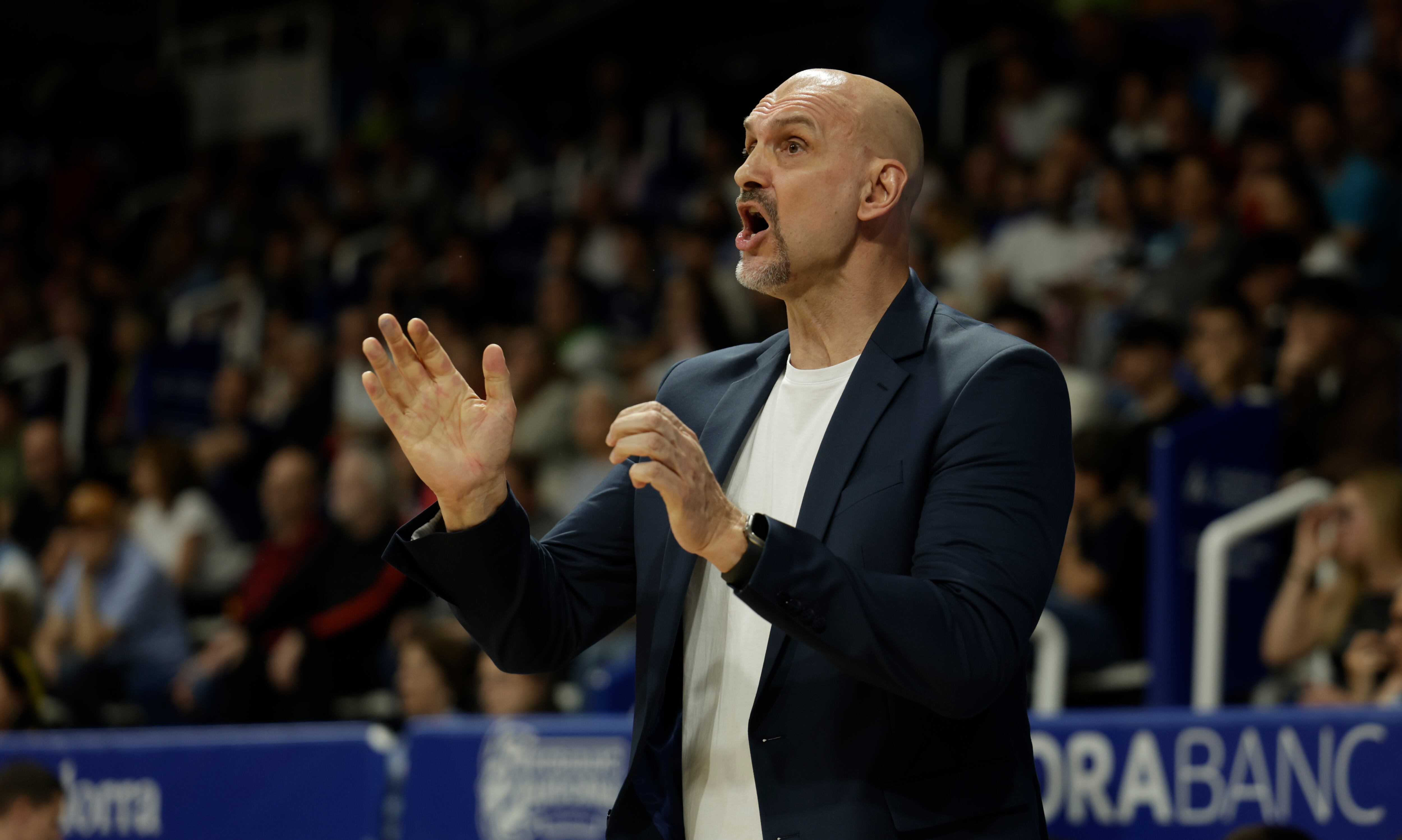 L'entrenador del MoraBanc Andorra dirigint l'equip en l'anterior duel davant l'UCAM Murcia