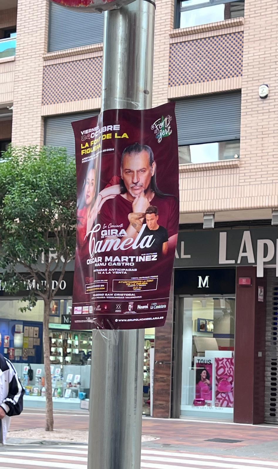 Carteles en las farolas