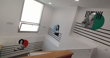 Intervención plástica en la escalera del local.