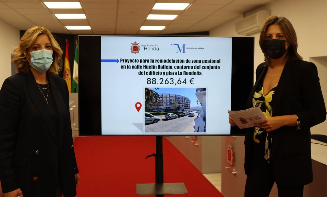 La concejala de Hacienda, Mari Carmen Martínez, junto a la alcaldesa de Ronda, Mari Paz Fernández