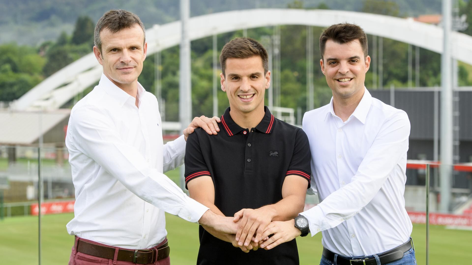 Iñigo Ruiz de Galarreta, junto al presidente del Athletic, Jon Uriarte, y el director deportivo del club, Mikel González