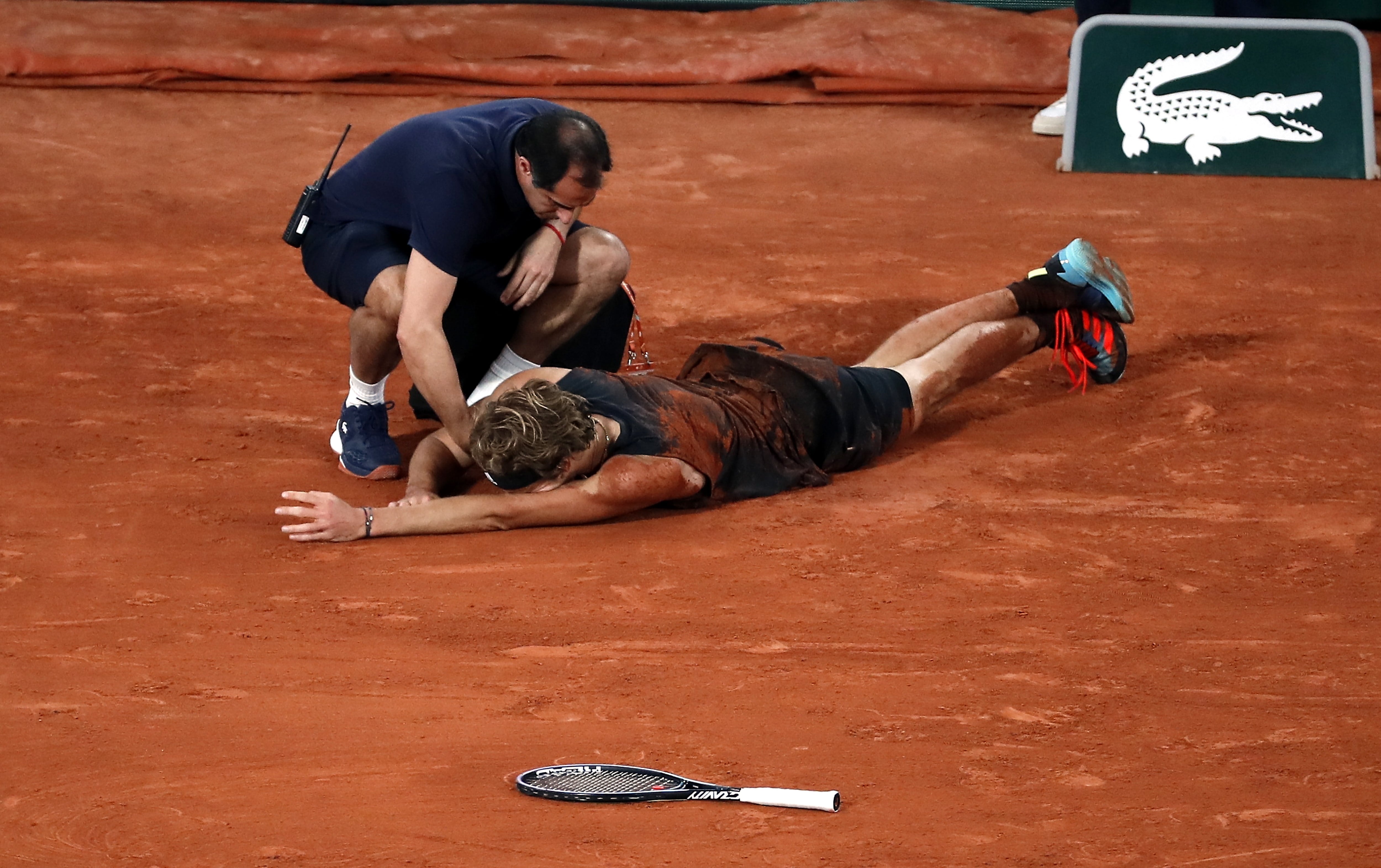 Alexander Zverev se retuerce de dolor tras su lesión en el partido contra Nadal